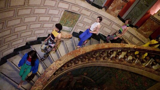 Défilé Versace printemps été 2026, première collection de Dario Vitale, silhouettes masculines et féminines mêlant sensualité, élégance italienne et inspirations années 70 avec des touches Miami -1