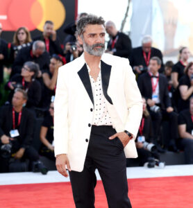 Oscar Isaac en smoking veste blanche et rêver noir Celine Homme à la 82e mostra de Venise couverture