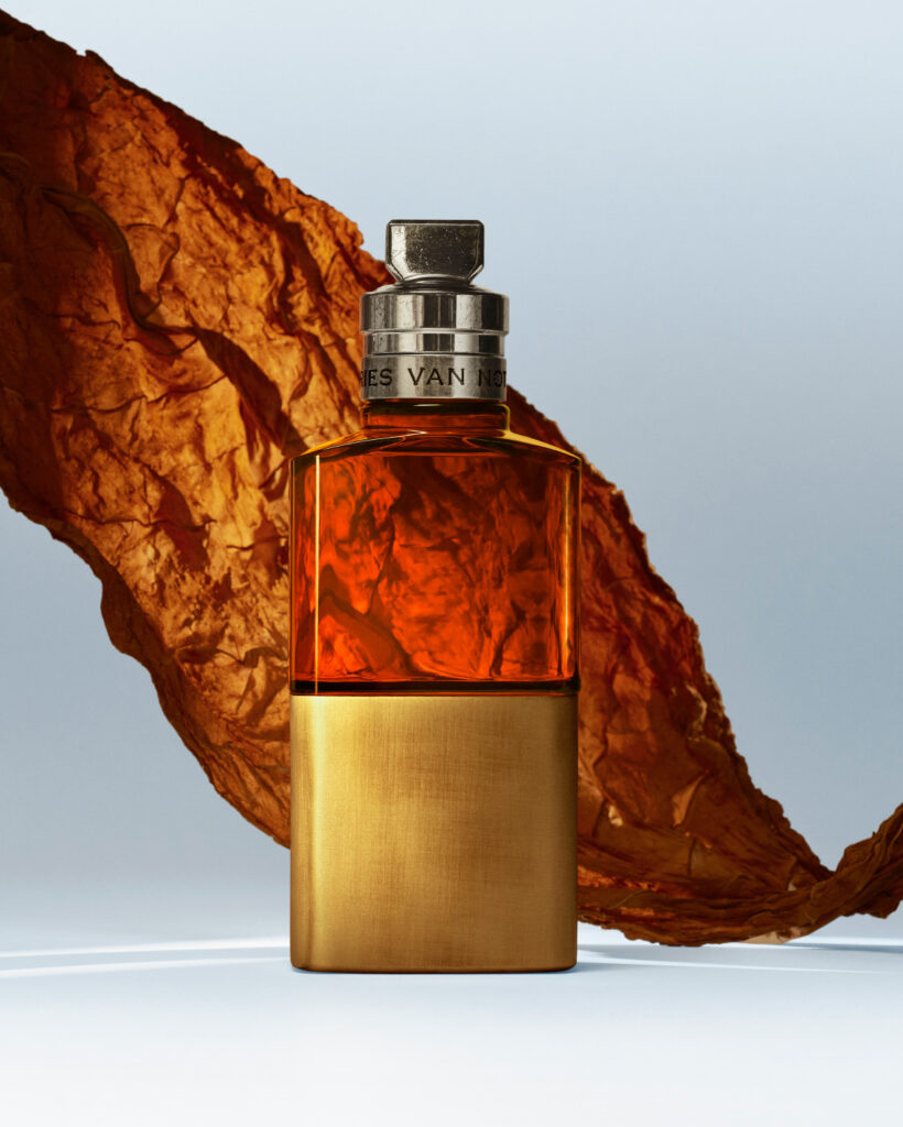 Havana Gold, parfum luxe Dries Van Noten, flacon rechargeable en verre ambré et laiton doré, avec une feuille de tabac, évoquant l’intensité, la chaleur cubaine et l’artisanat raffiné