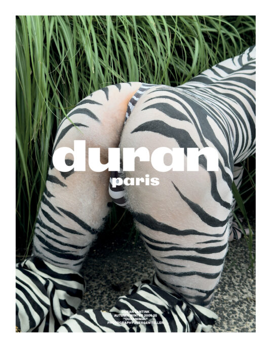 Silhouette zèbre Duran Lantink à quatre pattes dans la végétation – Campagne Duranimal Automne Hiver 2025 photographiée par Juergen Teller