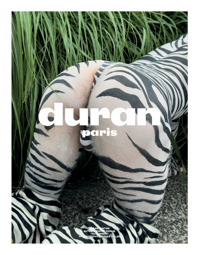 Silhouette zèbre Duran Lantink à quatre pattes dans la végétation – Campagne Duranimal Automne Hiver 2025 photographiée par Juergen Teller