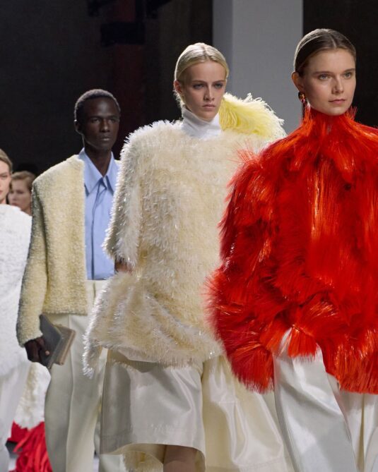 Défilé Bottega Veneta Été 2026 par Louise Trotter silhouettes sculpturales et contemporaines, textures innovantes, volumes précis, sacs iconiques, artisanat italien et tressage Intrecciato - 1