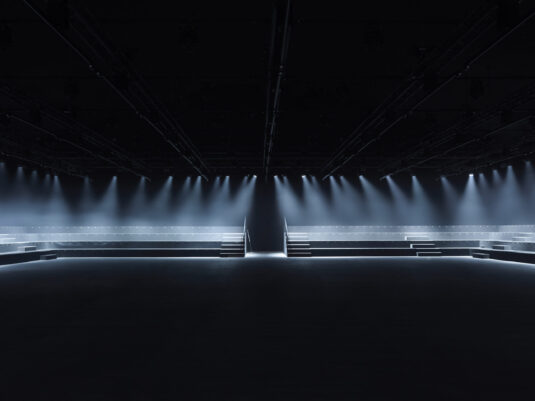 Défilé Valentino à Paris sur le parvis de l’Institut du Monde Arabe sous l’installation lumineuse Soka de Nonotak, hommage aux lucioles de Pasolini mêlant art, mode, lumière et poésie - 1