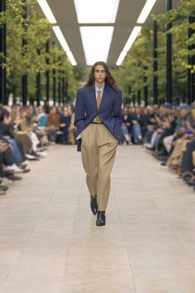 Défilé Celine SS26, Michael Rider, une série de looks modernes et élégants mêlant tailoring structuré, silhouettes fluides et accessoires équestres ou sportifs