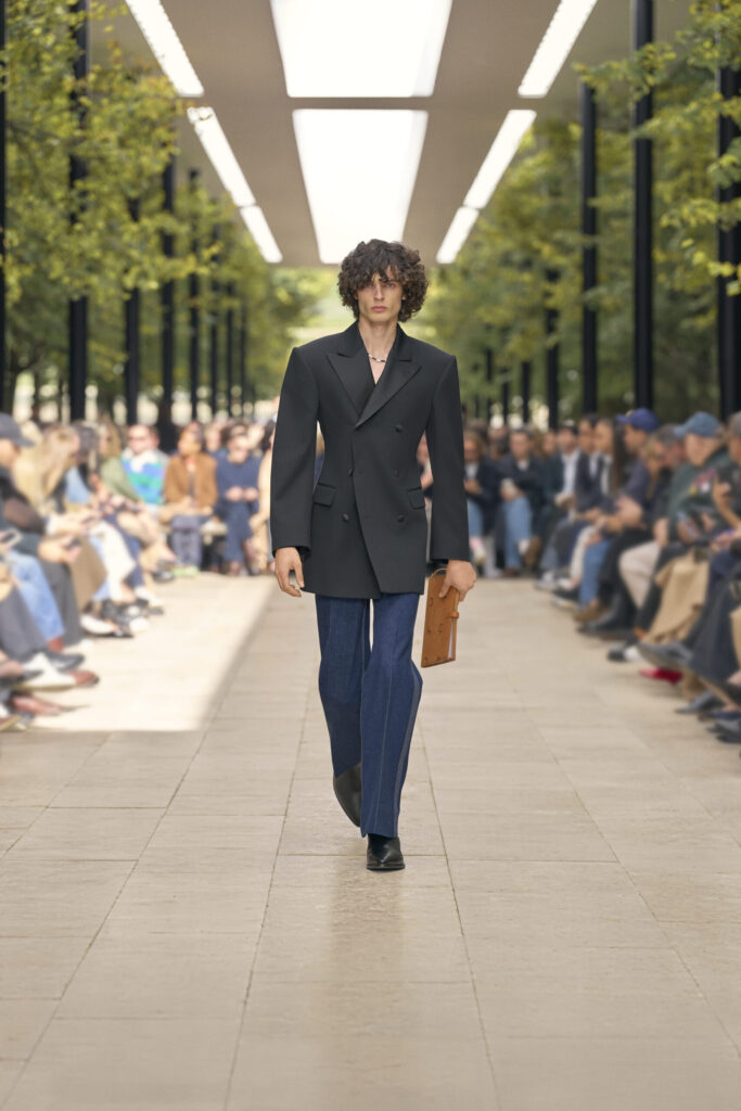 Défilé Celine SS26, Michael Rider, une série de looks modernes et élégants mêlant tailoring structuré, silhouettes fluides et accessoires équestres ou sportifs