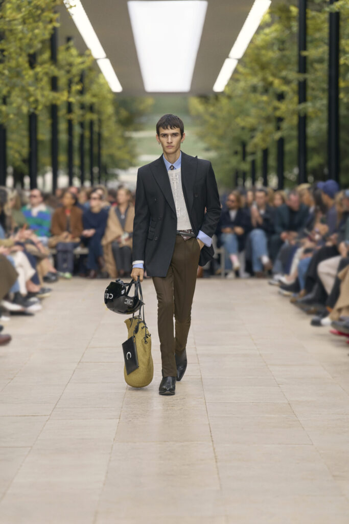 Défilé Celine SS26, Michael Rider, une série de looks modernes et élégants mêlant tailoring structuré, silhouettes fluides et accessoires équestres ou sportifs