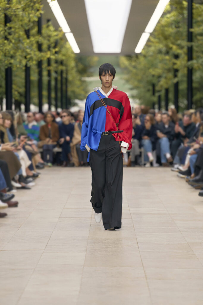 Défilé Celine SS26, Michael Rider, une série de looks modernes et élégants mêlant tailoring structuré, silhouettes fluides et accessoires équestres ou sportifs