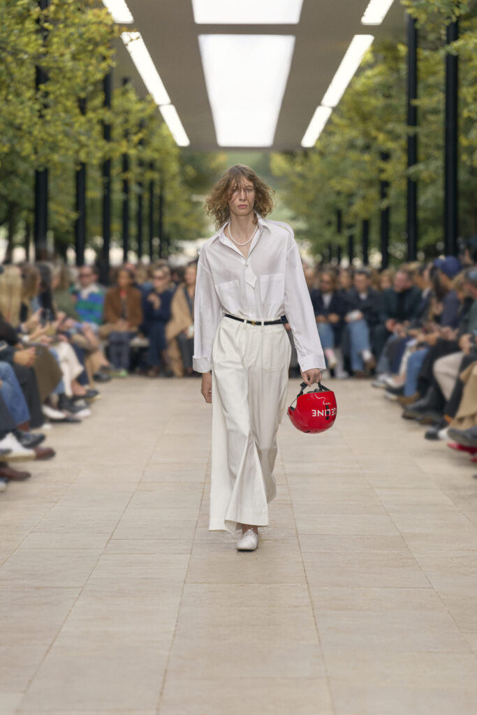 Défilé Celine SS26, Michael Rider, une série de looks modernes et élégants mêlant tailoring structuré, silhouettes fluides et accessoires équestres ou sportifs