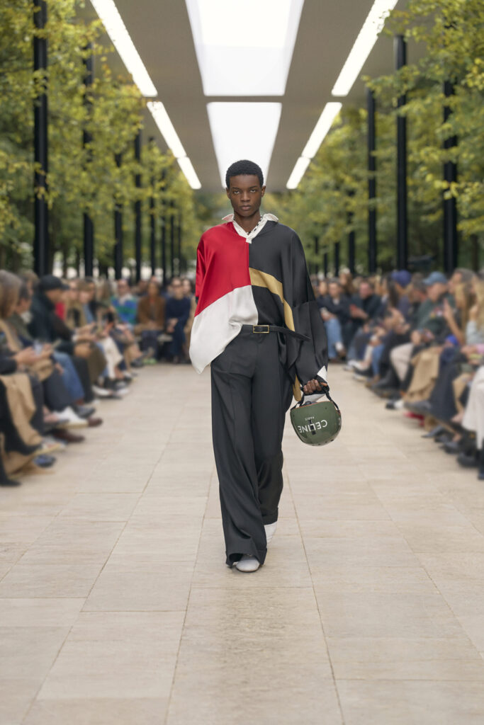 Défilé Celine SS26, Michael Rider, une série de looks modernes et élégants mêlant tailoring structuré, silhouettes fluides et accessoires équestres ou sportifs