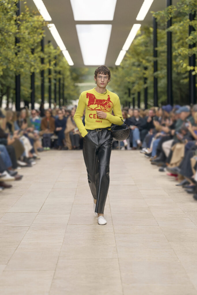 Défilé Celine SS26, Michael Rider, une série de looks modernes et élégants mêlant tailoring structuré, silhouettes fluides et accessoires équestres ou sportifs