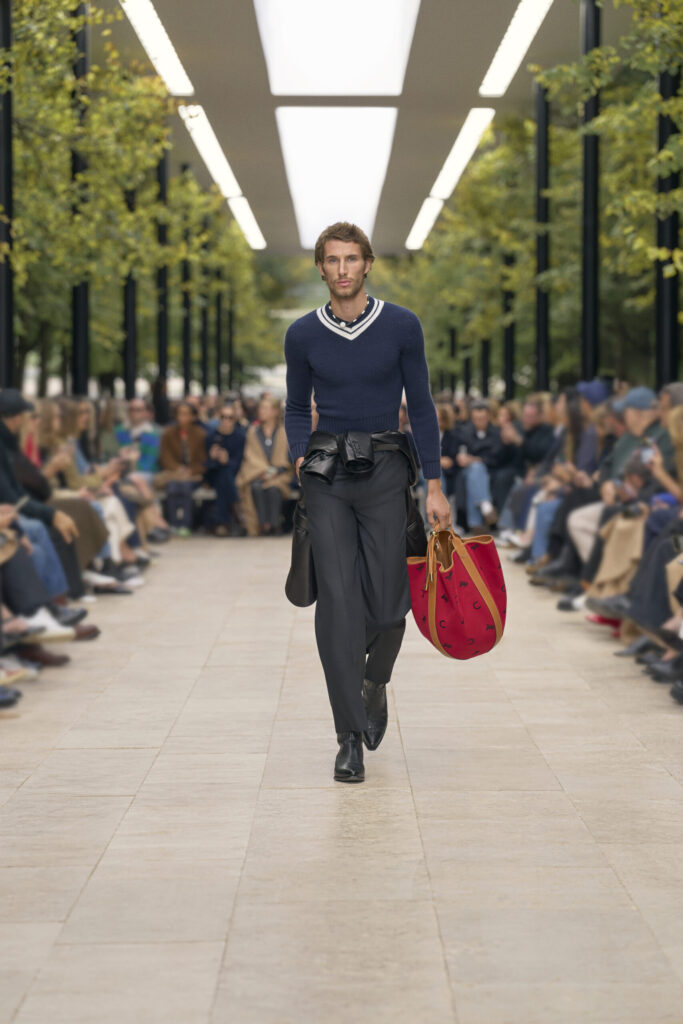 Défilé Celine SS26, Michael Rider, une série de looks modernes et élégants mêlant tailoring structuré, silhouettes fluides et accessoires équestres ou sportifs