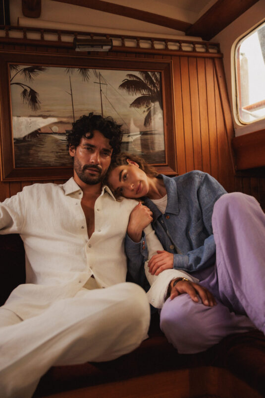 Modèles portant des vêtements en cachemire éthique et artisanal de God’s True Cashmere, collection inspirée par la douceur, la durabilité et le savoir-faire italien, Sat Hari, Brad Pitt - 3