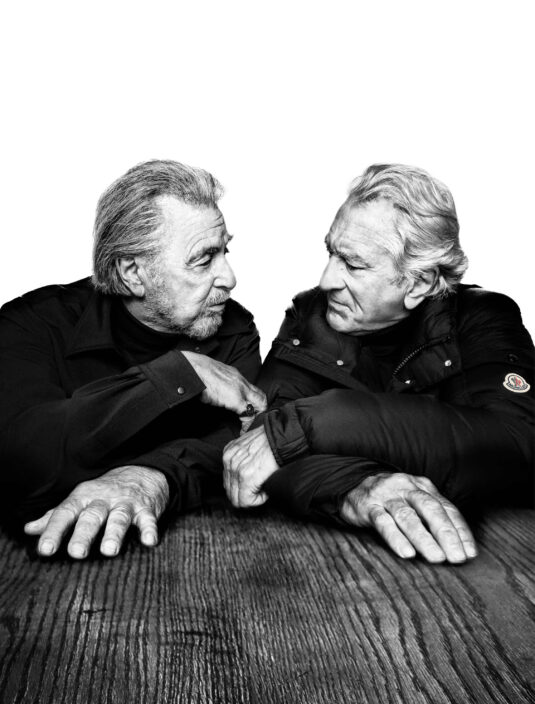 Robert De Niro et Al Pacino posent ensemble pour la campagne Moncler Warmer Together, symbolisant l’amitié, la chaleur humaine et l’élégance intemporelle de la marque - 7