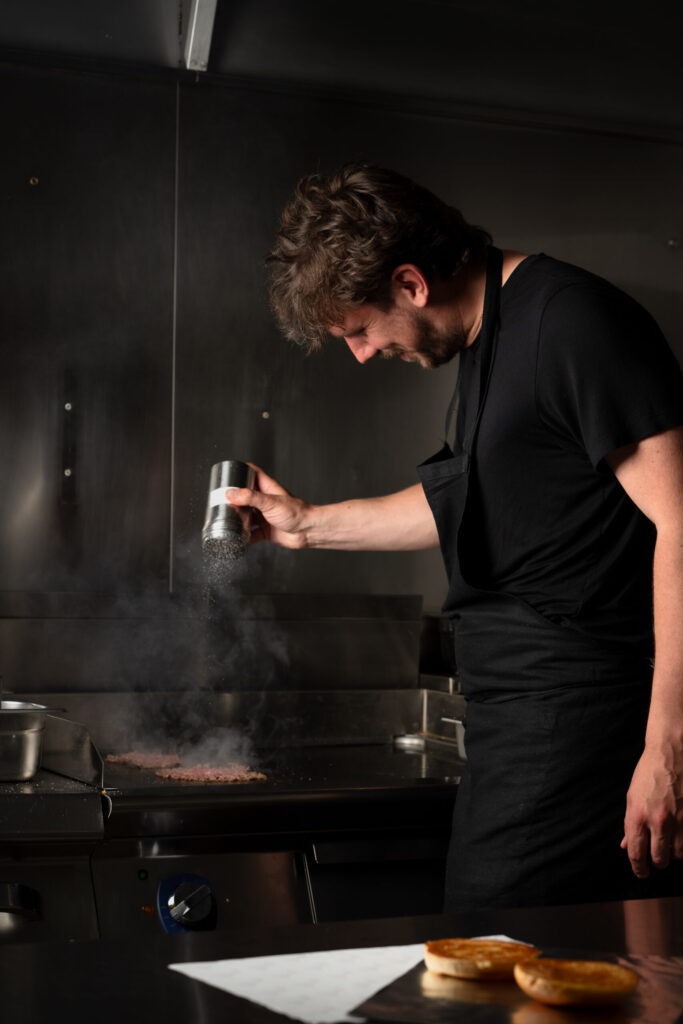 Smash burger Junk créé par Charles Neyers avec bœuf smashé, American cheese, relish et BBQ-Mayo, disponible à Paris et en région - 2