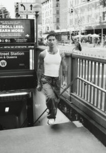 Micael-Rossi-embrase-New-York-dans-Fire-on-Fire-©-Elys-Berroterán-subway-manhattan