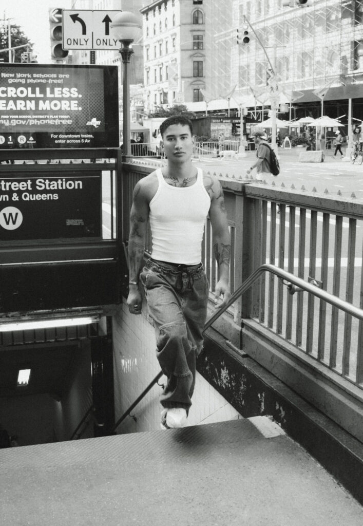 Micael-Rossi-embrase-New-York-dans-Fire-on-Fire-©-Elys-Berroterán-subway-manhattan