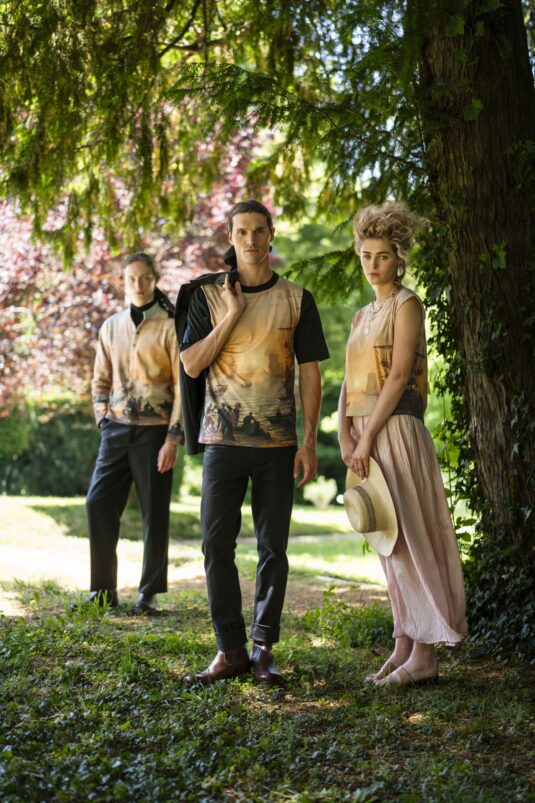 Agnès-b-kiffe-le-Louvre-et-habille-ses-paysages-@-agnes-b