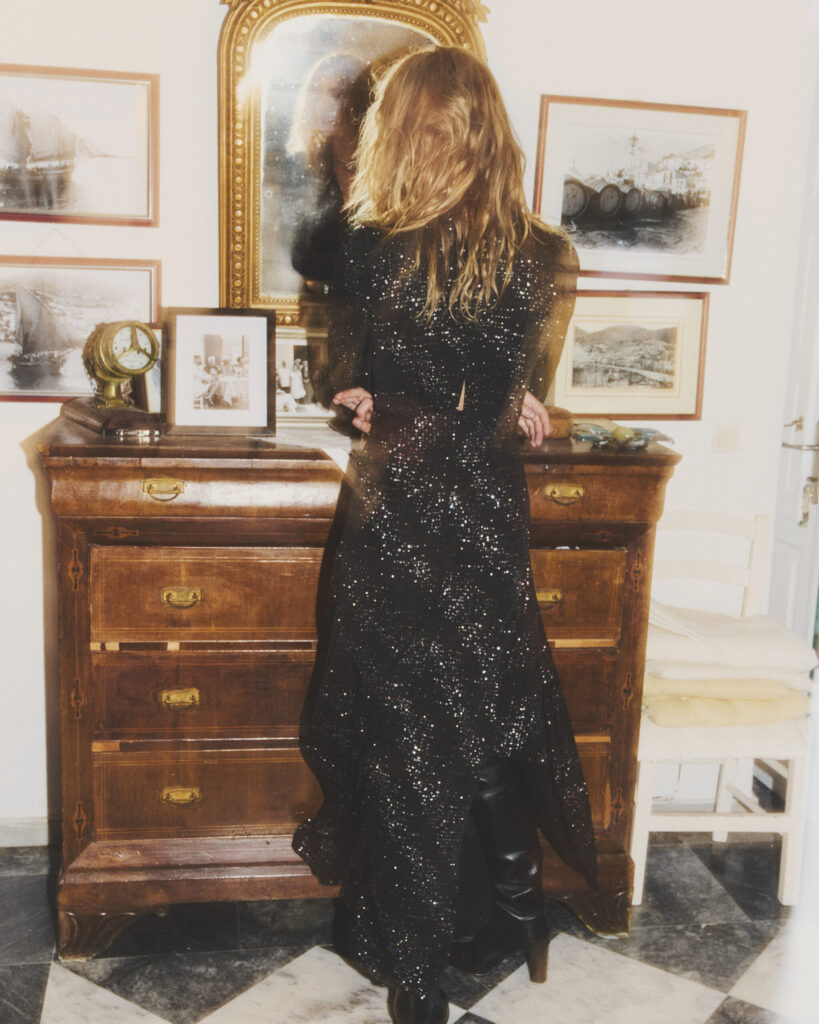 Ba&sh-Holidays-Paris-s’illumine-en-rouge-pour-la-saison