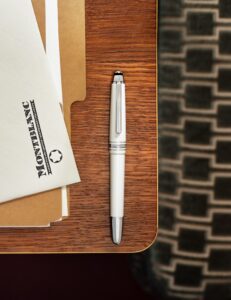 Montblanc-illumine-l-écriture-avec-son-Meisterstück-White-icône-savoir-faire