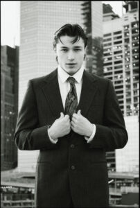 Portrait du modèle David Gimeno photographié par Elys Berroterán, alternant costumes élégants et portraits intimes, dans un éditorial exclusif pour Salut les Garçons.