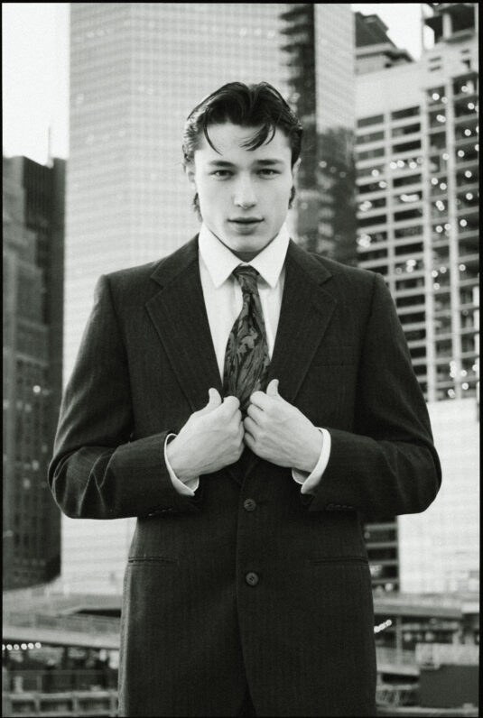 Portrait du modèle David Gimeno photographié par Elys Berroterán, alternant costumes élégants et portraits intimes, dans un éditorial exclusif pour Salut les Garçons.