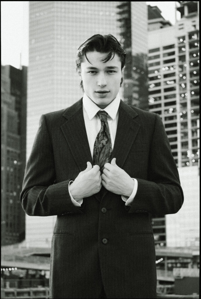 Portrait du modèle David Gimeno photographié par Elys Berroterán, alternant costumes élégants et portraits intimes, dans un éditorial exclusif pour Salut les Garçons.