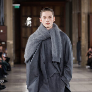 Silhouette SSSTEIN FW26/27 en manteau soft-tailored gris, texture flanelle brossée et détails subtils inspirés d’émotions quotidiennes.