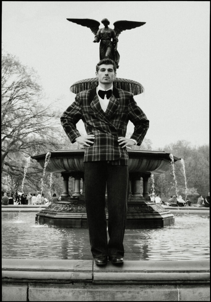 Portrait mode masculin à New York par Elys Berroteran, hommage visuel à Ralph Lauren avec Anselmo Menéndez à Central Park.
