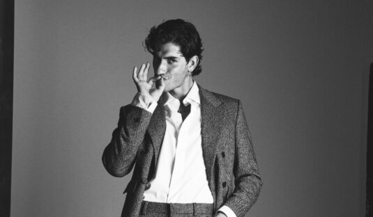 Portrait de Michelangelo Vizzini pour la cover story de Salut les Garçons Magazine, jeune artiste italien entre musique et cinéma, évoquant identité, vulnérabilité et création.