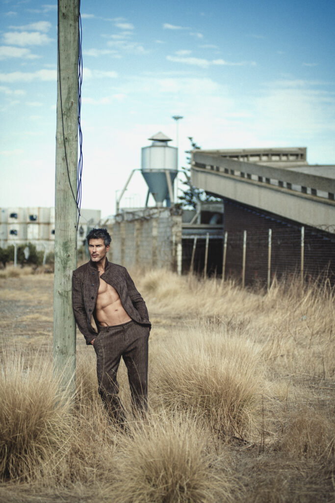 AGAINST-THE-WIRE-Pascal-Bier-par-Charl-Marais-cover-story-cape-town