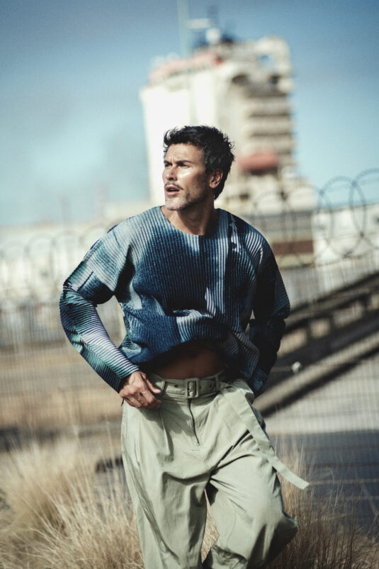 Pascal Bier en Cover Story Against the Wire photographiée par Charl Marais à Cape Town, silhouette masculine en tension dans un décor industriel minimaliste.