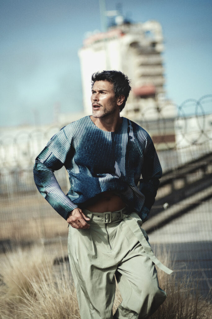 Pascal Bier en Cover Story Against the Wire photographiée par Charl Marais à Cape Town, silhouette masculine en tension dans un décor industriel minimaliste.