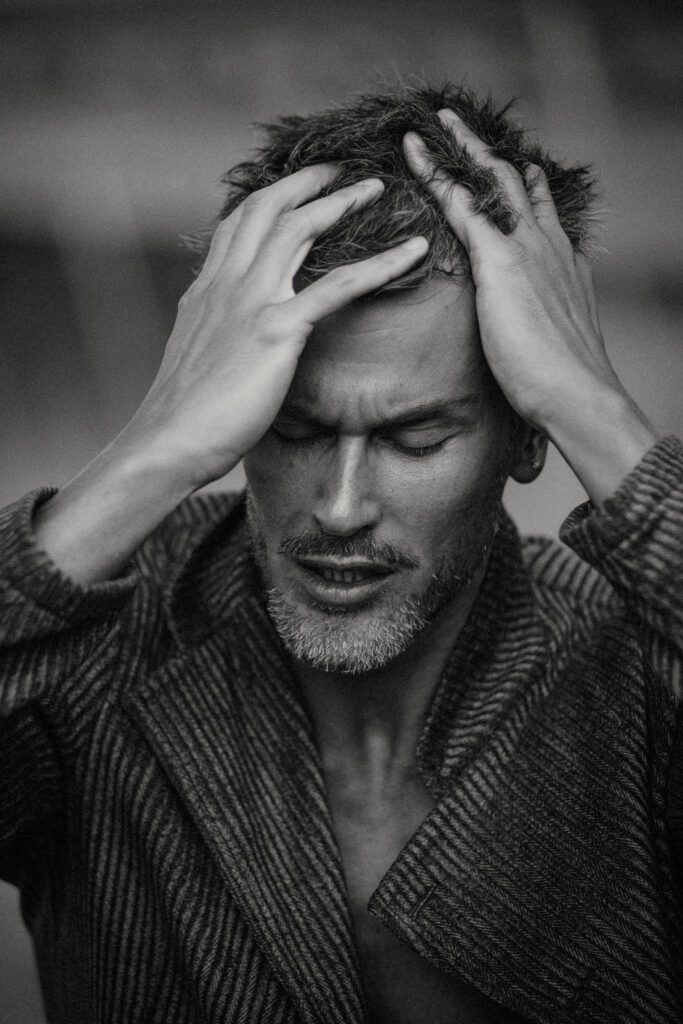 AGAINST-THE-WIRE-Pascal-Bier-par-Charl-Marais-cover-story-cape-town-01