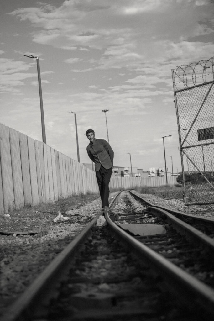 AGAINST-THE-WIRE-Pascal-Bier-par-Charl-Marais-cover-story