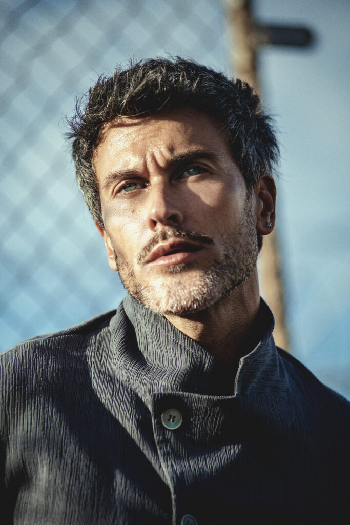 Pascal Bier en série éditoriale Against the Wire photographiée par Charl Marais à Cape Town, silhouette masculine en tension dans un décor industriel minimaliste.