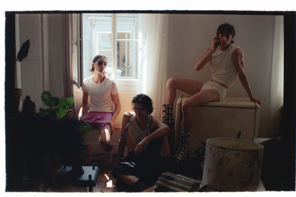 Quatre modèles masculins dans un appartement baigné de lumière, mis en scène dans une esthétique éditoriale intime et cinématographique, comme une archive vivante de mode contemporaine.