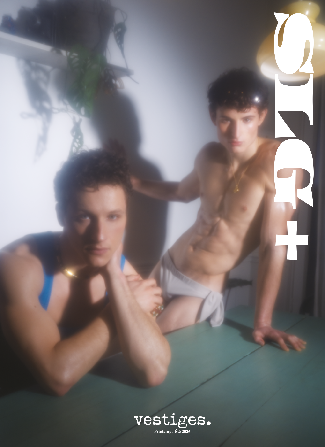 Couverture du numéro Vestiges de SLG+ avec deux modèles masculins torses nus dans une lumière floue et onirique, typographie blanche verticale et ambiance éditoriale sensuelle.
