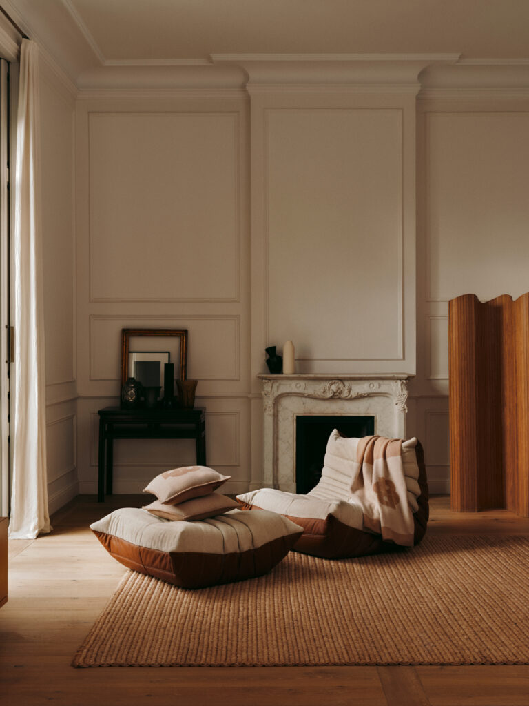 Fauteuil Togo édition BOSS x Ligne Roset mêlant cuir et textile dans un intérieur contemporain version beige