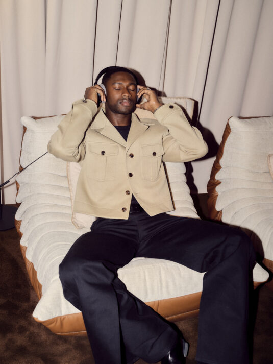 Demain Oyen Ekan sur le Fauteuil Togo édition BOSS et Ligne Roset mêlant cuir et textile dans un intérieur contemporain