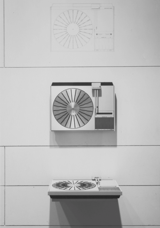 Archives Bang & Olufsen et objets dessinés par Jacob Jensen dans une esthétique minimaliste futuriste.