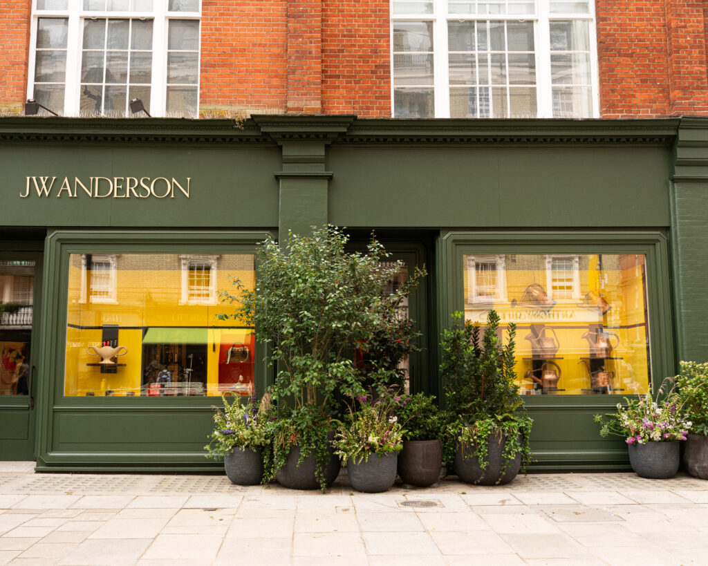Installation florale JW Anderson Pimlico avec vases sculpturaux blancs et compositions de Burnt Fen Flowers pour le Chelsea Flower Show 2026