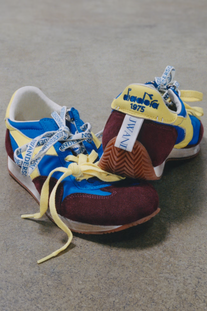 Sneaker JW Anderson x Diadora Equipe Trainer dans une silhouette basse en daim coloré avec détails contrastés et branding JW Anderson.