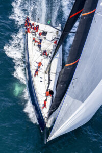 Voiliers en régate lors de la Tre Golfi Sailing Week 2026 au large de Naples et Sorrente, soutenue par Loro Piana.