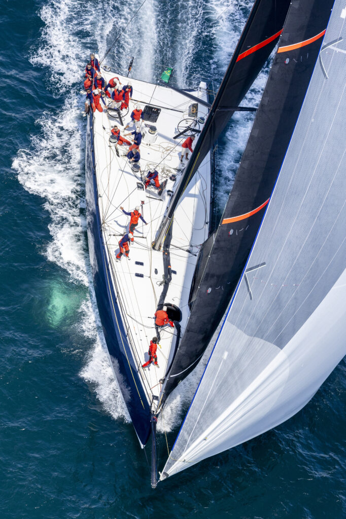 Voiliers en régate lors de la Tre Golfi Sailing Week 2026 au large de Naples et Sorrente, soutenue par Loro Piana.