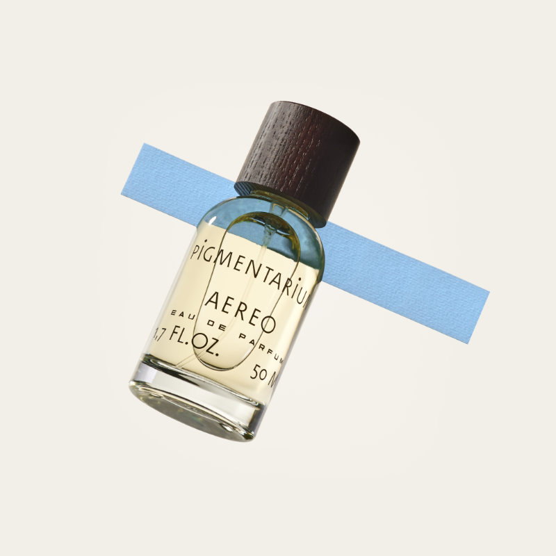 Flacon du nouveau parfum de Pigmentarium Aereo photographiée dans la villa de Miroslav Zikmund à Zlín