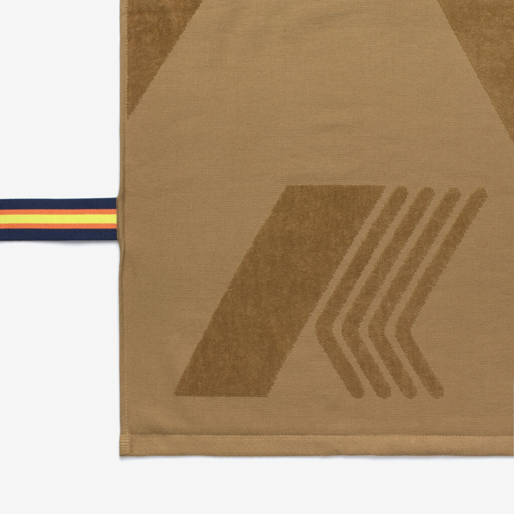 serviette de plage K-Way x Leonardo Fioravanti pensée pour l’après-surf