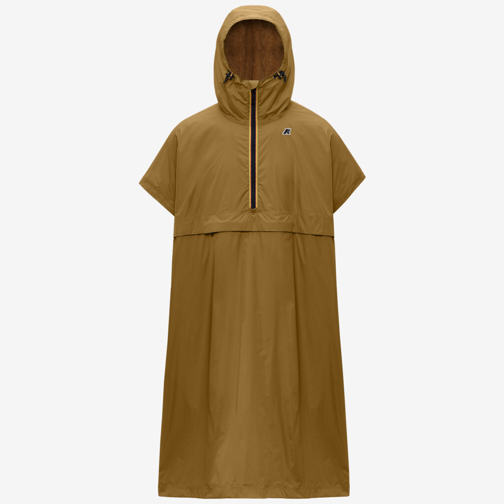 Cape longue K-Way x Leonardo Fioravanti pensée pour l’après-surf, avec extérieur technique imperméable et doublure en éponge de coton.