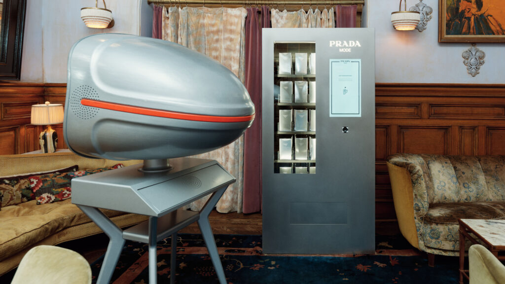 Prada Mode investit le Hotel Chelsea à New York avec l'installation immersive Satellites II, imaginée par Nicolas Winding Refn et Hideo Kojima, mêlant art contemporain, cinéma, performances et culture visuelle.