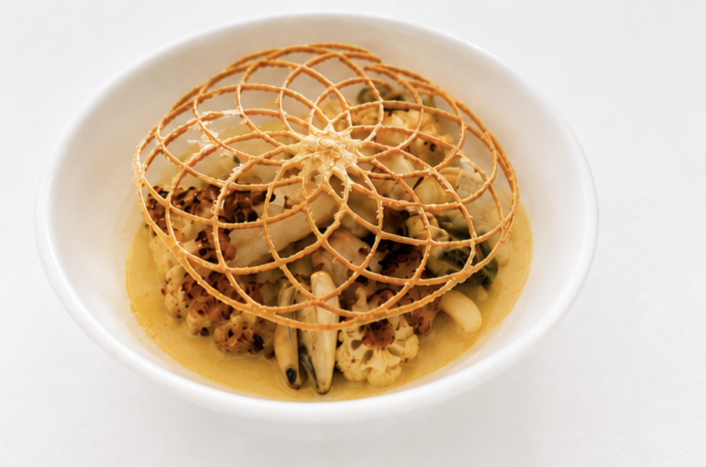 chou-fleur rôti accompagné d'une fine tuile d'œufs de poisson, de moules marinières et d'une sauce safranée
