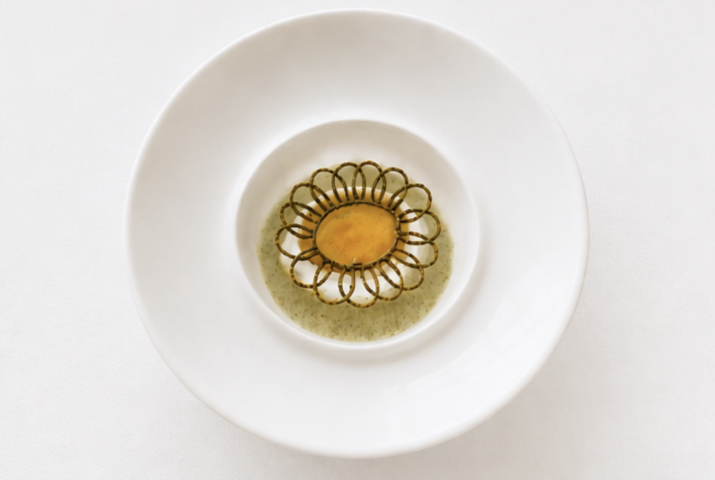 Fromage de chèvre frais accompagné d'un miel infusé aux algues, présenté dans une assiette minimaliste aux tons ivoire. Une composition délicate imaginée par le chef Ronan Fillatre où la fraîcheur lactée rencontre les notes iodées de l'Île de Ré.